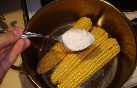 Как есть початки кукурузы